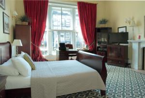 Junior Suite room in Thistle Hotel