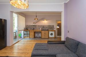 Colorful 2BDR Apartment in the City Center