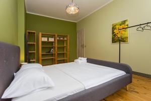 Colorful 2BDR Apartment in the City Center