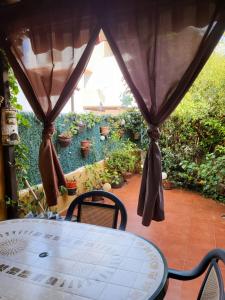 Casa baja preciosa con jardín privado en primera línea naturista!