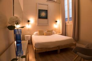 Economy Double Room with Private Bathroom room in Cami Gallery Barcelona