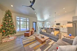 Elegant Priest Lake Townhome about 1 Mi From Lake - Ione