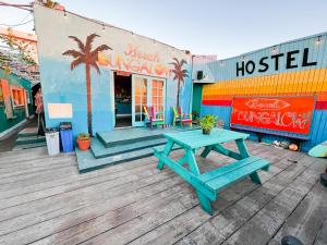 ITH San Diego Beach Bungalow Surf Hostel