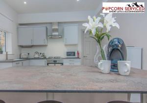 Monthly OFF - 6 Guest - 4 Beds - Free Parking by Popcorn Serviced Short Lets & Accommodation High Wycombe