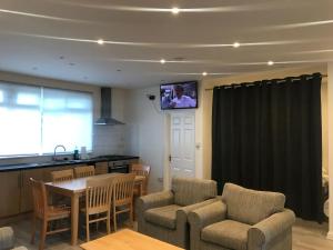 Spacious Entire Two Double Bedrooms Flat, N 3