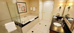 Awesome The Signature MGM condo with Strip view. No resort fee!