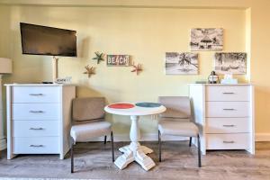 Cozy Daytona Beachfront Condo with Resort Amenities!