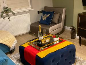 Lovely 3 bed with jacuzzi, close to airport, driveway, wifi