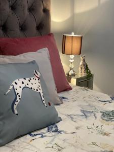 Lovely 3 bed with jacuzzi, close to airport, driveway, wifi