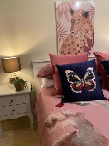 Lovely 3 bed with jacuzzi, close to airport, driveway, wifi