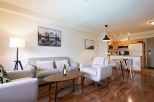 Mtn View Escape with King Size Bed with Outdoor Pool - Banff Pass Included!