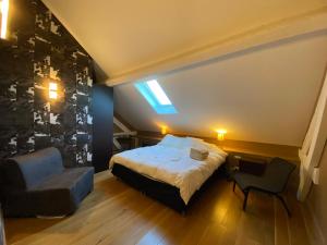 B&B / Chambres d'hotes Demeure Saint Louis, Cite 10mn a pieds, PARKING Prive, BORNES 7,2 KW, AC, FULL WIFI : photos des chambres