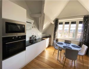 B&B / Chambres d'hotes Demeure Saint Louis Historic manor, City 700m, parking,A C,Clim,WIFI, heated pool, city view : photos des chambres