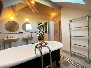 B&B / Chambres d'hotes Demeure Saint Louis Historic manor, City 700m, parking,A C,Clim,WIFI, heated pool, city view : photos des chambres