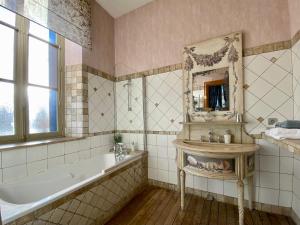 B&B / Chambres d'hotes Demeure Saint Louis Historic manor, City 700m, parking,A C,Clim,WIFI, heated pool, city view : photos des chambres