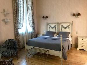 B&B / Chambres d'hotes Demeure Saint Louis Historic manor, City 700m, parking,A C,Clim,WIFI, heated pool, city view : photos des chambres