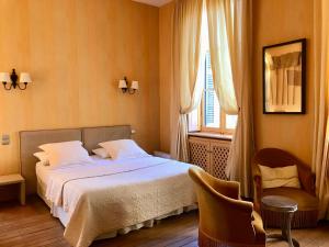 B&B / Chambres d'hotes Demeure Saint Louis Historic manor, City 700m, parking,A C,Clim,WIFI, heated pool, city view : photos des chambres