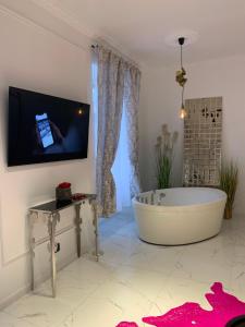 Tiltų 5 Jacuzzi Apartment