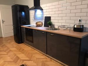 EU metro station, City Center, lovely 3-bedroom apartment, free parking