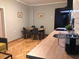 EU metro station, City Center, lovely 3-bedroom apartment, free parking