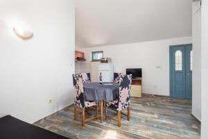 Apartment in Supetarska Draga with sea view, balcony, air conditioning, WiFi 3321-3