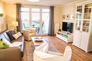 Terrasse, gratis Nutzung vom AHOI Erlebnisbad und Sauna in Sellin - Meeresblick FeWo 12