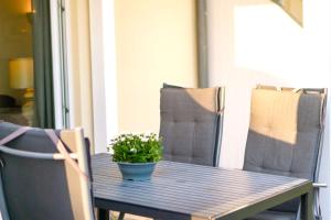 Terrasse, gratis Nutzung vom AHOI Erlebnisbad und Sauna in Sellin - Meeresblick FeWo 12