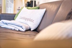 Terrasse, gratis Nutzung vom AHOI Erlebnisbad und Sauna in Sellin - Meeresblick FeWo 12