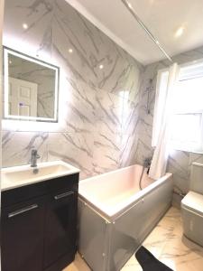 Flat-C, 4 Adults, 20 mins to Beach, Netflix, Wifi, Sleeps 4 Adults