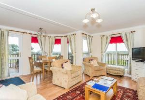 Wendy Lodge- Chalet Cottage, Sleeps 6 Adults