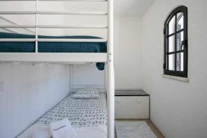 Vila com piscina e jardim privado