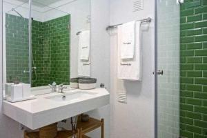 Vila com piscina e jardim privado