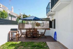 Vila com piscina e jardim privado