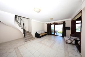 Akay Garden Family Club