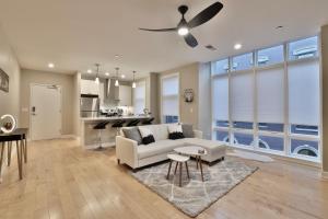 *New* XquisiteMidCenturyM0d~ Condo *OTR* w/Parking - 4hvězdičkové hotely ve městě Cincinnati