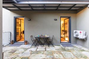 Downtown Studio w AC & Patio by LovelyStay