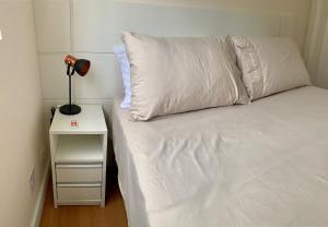 205- Apartamento 1 quarto suite, Encantador, amplo e decorado, mobiliario moderno, cozinha completa com utensílios , Excelente vista da cidade e localização privelegiada no bairro Bigorrilho ,