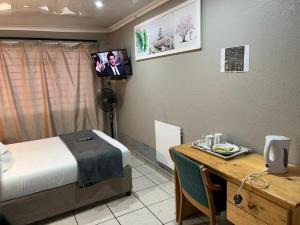 Hirondelle @ 45 Old Paarl