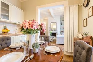 Casa Raffa, 2 Bedrooms 2 Bathrooms Romantic Apartment with Terrace and Parking in Lucca