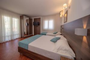 Studio with Balcony and Side Sea View room in Guest House Medin