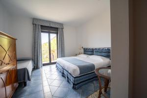 Deluxe Triple Room with Partial Sea View room in Alberi Del Paradiso