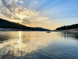 Retiro Chic Frente al Lago - A 1 Hora de Madrid, Pantano de San Juan