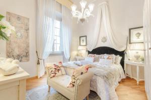 Casa San Giovanni, Romantic LUCCA apartment With View Over a Church