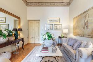 Casa San Giovanni, Romantic LUCCA apartment With View Over a Church