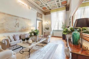 Casa San Giovanni, Romantic LUCCA apartment With View Over a Church