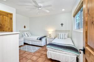 Great Group Retreat! Hacienda Decor, Spacious Floor Plan, Private Backyard