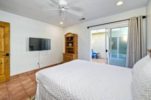 Great Group Retreat! Hacienda Decor, Spacious Floor Plan, Private Backyard