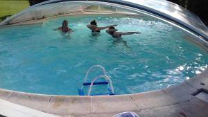 Maisons de vacances Les 2 chaumieres avec piscine : photos des chambres