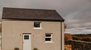 Luxury countryside cottage getaway with wood fired hot tub