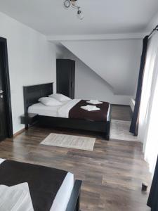 Triple Room with Private External Bathroom room in Pensiunea Tincu